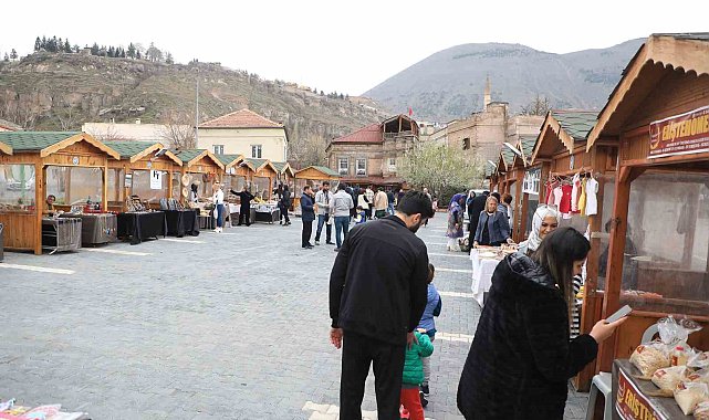 Maharetli Eller Pazarı Kasım'da yine dolup taştı