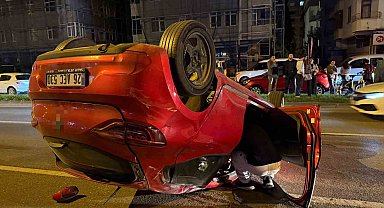 Makas atarak iki araca çarpan sürücü takla attı: 1 yaralı