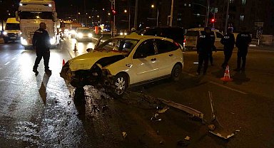 Malatya'da iki aracın çarpıştığı kazada ortalık savaş alanına döndü: 3 yaralı
