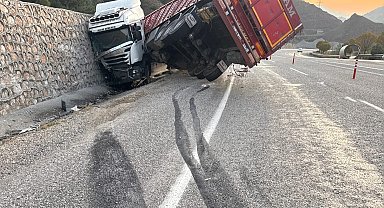 Malatya'da kontrolden çıkan tır istinat duvarına çarptı: 1 yaralı