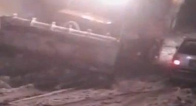 Malatya'da yoğun kar yağışı etkili oldu, çok sayıda araç yolda kaldı