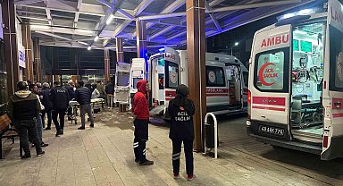 Malazgirt'te öğretmenleri taşıyan taksi takla attı: 7 yaralı