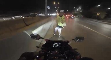 Maltepe'de motosikletin çarptığı trafik polisi yaralandı: Kaza anı kamerada