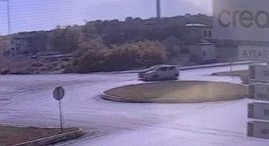 Manavgat'ta iki otomobilin kavşakta çarpışması kameraya yansıdı