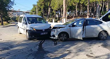 Manavgat'ta otomobiller kafa kafaya çarpıştı: 1 yaralı