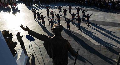 Manisa'da 100 öğretmen "Eğitim Yüzyılı" kapsamında halk dansı gösterisi sundu