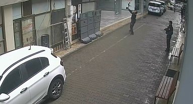 Manisa'da yürekleri ısıtan anlar: Yüksekten düşen kediyi polis yakaladı