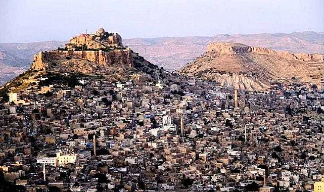 Mardin 1. Cadde'de tarihi dokuya aykırı unsurlar kaldırılıyor