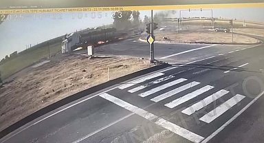 Mardin'de 2 tır ile SUV tipi aracın çarpıştığı kaza sonrası alev alan tır söndürüldü