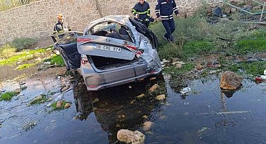 Mardin'de otomobil dere yatağına devrildi: 1 ölü, 2 yaralı