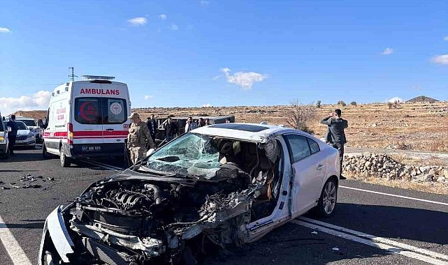Mardin'de otomobil ile açık kasa kamyonet çarpıştı: 2 yaralı