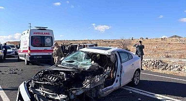 Mardin'de otomobil ile açık kasa kamyonet çarpıştı: 2 yaralı