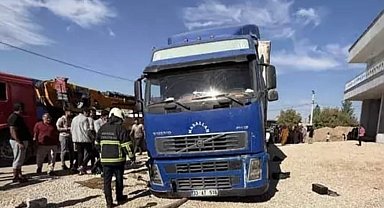 Mardin'de patlayan lastiği değiştirmek isteyen tır şoförü aracın altında kaldı