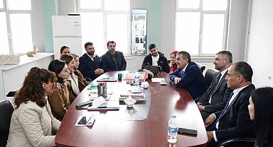 Mardin'e giden Bakan Tekin, Diyarbakır'da yol güzergahında bir okula uğradı