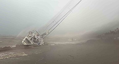 Marmaris'te fırtına ve sağanak etkili oldu: 3 tekne karaya vurdu