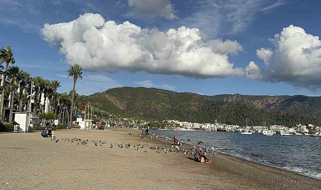 Marmaris'te yazdan kalma günler: Vatandaşlar sahillere akın etti