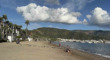Marmaris'te yazdan kalma günler: Vatandaşlar sahillere akın etti