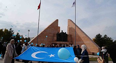 Mavi beyaz balonlarla Doğu Türkistan'ın sesi oldular