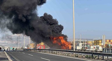 Mazot yüklü tanker alev alev yandı, gökyüzünü kara dumanlar kapladı