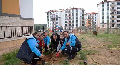 Menteşe Akçaova TOKİ Site yönetiminden 'Yeşil Vatan'a fidanlı destek