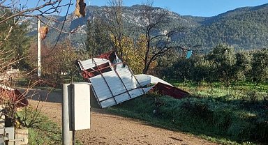 Menteşe'de fırtına yapılara zarar verdi
