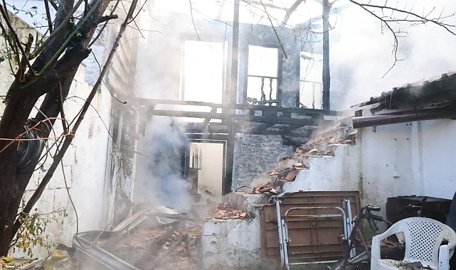 Menteşe'deki yangında 2 ev kullanılmaz hale geldi