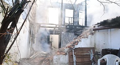 Menteşe'deki yangında 2 ev kullanılmaz hale geldi