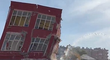 Mersin'de 2 katlı bina titreşimle yıkıldı