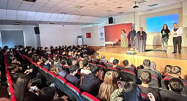 Mersin'de 'madde bağımlılığı' konulu tiyatro büyük ilgi gördü