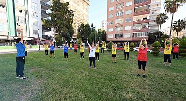 Mersin'de emekliler sabah sporunda buluşuyor