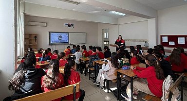Mersin'de jandarmadan öğrencilere siber farkındalık semineri