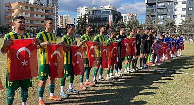 Mersin'de takımlar sahaya Türk bayraklarıyla çıkarak şehitleri andı