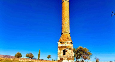 Mescidi yanan caminin minaresi 200 yılı aşkın süredir zamana meydan okuyor