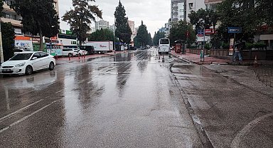 Meteorolojinin kuvvetli yağış uyarısı yaptığı Adana'da yağmur başladı