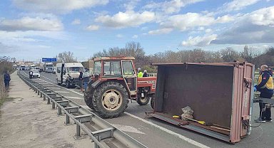 Midibüs traktör römorkuna çarptı: 1 yaralı