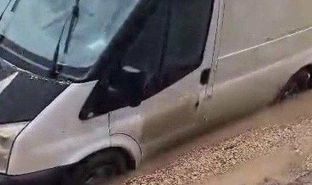 Minibüs çöken yolda mahsur kaldı