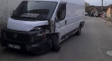 Minibüs ile hafif ticari araç çarpıştı: 2 yaralı