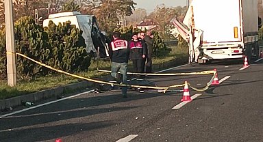 Minibüs, tırın römorkuna çarptı: 1 ölü, 2 yaralı