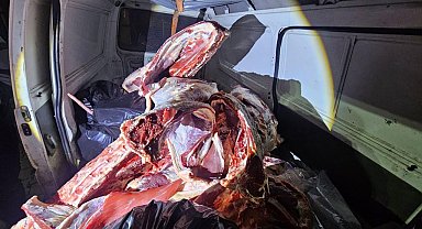 Minibüste menşei belirsiz 1 ton kırmızı et ele geçirildi