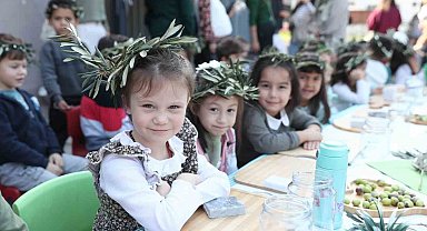 Minik eller zeytinle buluştu