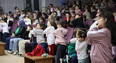 Minik izleyicilerden tiyatro oyununa tam not