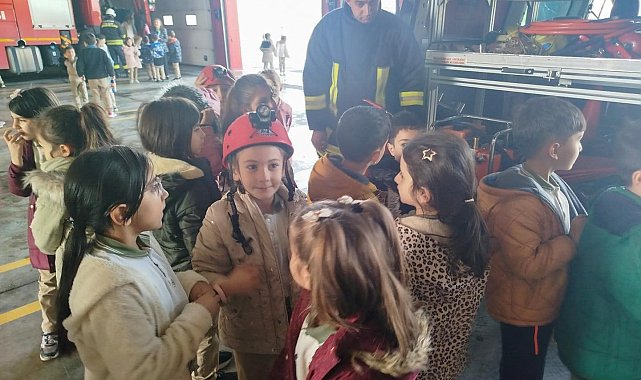 Minik öğrenciler itfaiyecilik mesleğini yerinde öğrendi