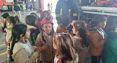 Minik öğrenciler itfaiyecilik mesleğini yerinde öğrendi