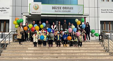 Minik öğrenciler orman ağaçları incelediler