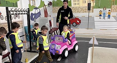 Minik öğrencilere uygulamalı trafik eğitimi