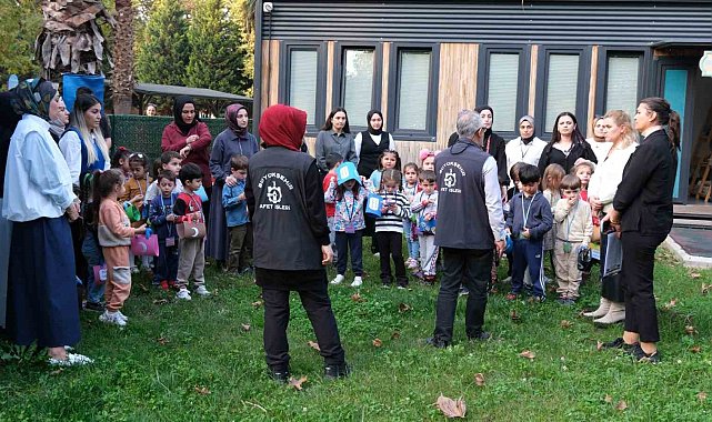 Minikler hem deprem çantası hazırladı hem "çök-kapan-tutun" yaptı