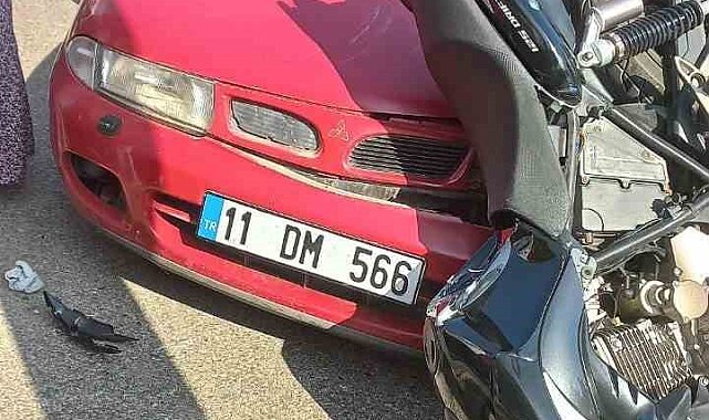 Motosiklet, 'U' dönüşü yapan otomobile çarptı: 2 yaralı