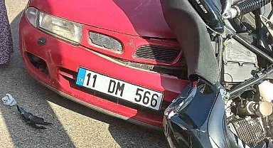 Motosiklet, 'U' dönüşü yapan otomobile çarptı: 2 yaralı