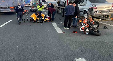 Motosiklet emniyet şeridinde duran tıra çarptı: 1 yaralı