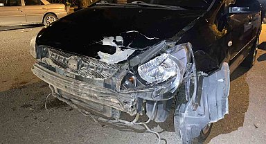 Motosiklet ile otomobil çarpıştı: 2 genç yaralandı